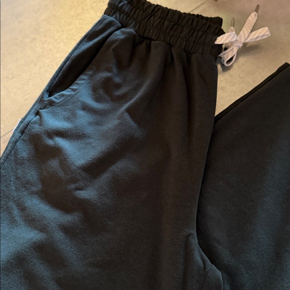 Vuori Halo Essential Wideleg Pant, S, regular length, dark green - Picture 4 of 6